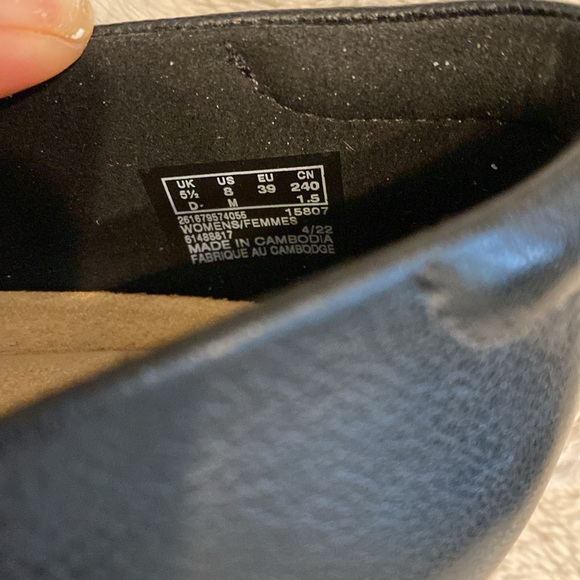 Emily Cove Slip-On Black Size 8M
Current price: $89.9 - Picture 9 of 9